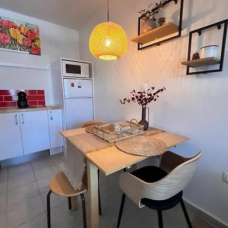Cozy 1 Bedroom Next To The Gondola דירה *