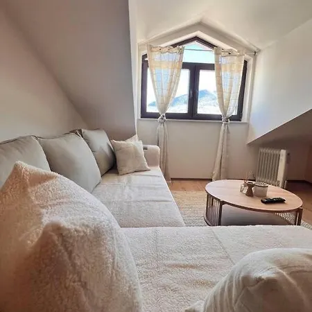 Cozy 1 Bedroom Next To The Gondola דירה