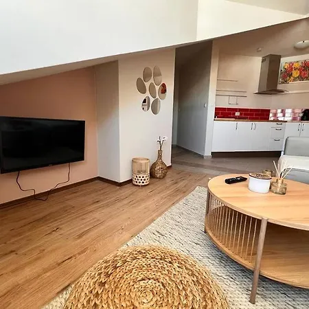 Cozy 1 Bedroom Next To The Gondola דירה *